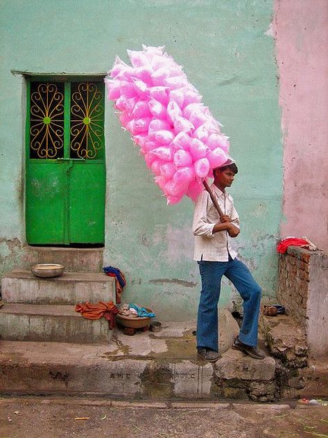 Une errance barbe à papa vendeur près de Raigad Inde. #india #india #india #food Amazing India, Gabriel Garcia Marquez, India India, Candy Floss, Indian Aesthetic, We Are The World, Colorful Candy, Incredible India, Arm Candy