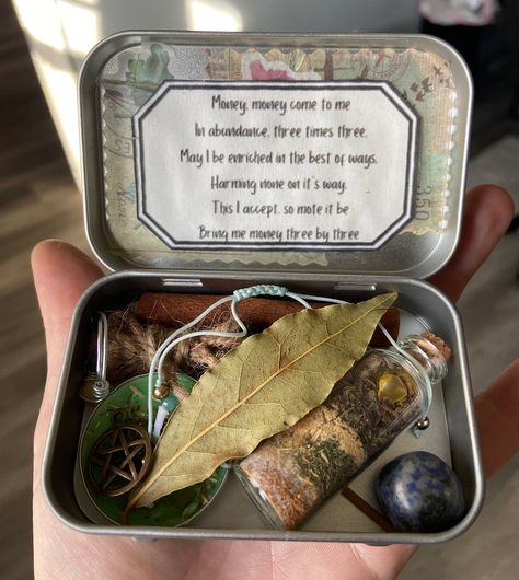 Travel altar! Pick a design for the outside of your tin and set your intentions! Comes with an evil eye bracelet, spell jar, crystal ring, salt, dressed candle, incense, twine, bay leaf, and more! Pocket Witch Altar, Altoids Tin Altar, Travel Altar Ideas, Altoid Tin Altar, Travel Altar Witchcraft, Alter Set Up Witchcraft, Secret Altar, Altoid Altar, Witchy Gifts Ideas