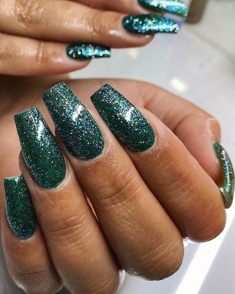 Dark Green Glitter Nails Acrylic, Dark Emerald Green Nails With Silver, Emerald Green Acrylic Nails Sparkle, Green Sparkles Nails, Dark Sparkly Green Nails, Glitter Dark Green Nails, Emerald Green Nails Acrylic Prom Short, Dark Green Nails With Sparkle, Sparkly Green Nails Acrylic