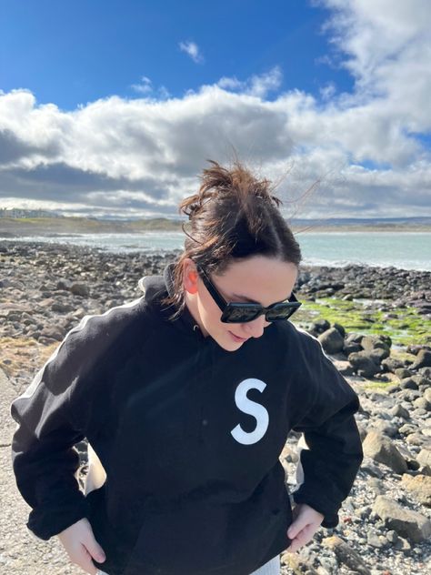 Girl with black sunglasses wearing a black and white supreme hoodie Supreme Hoodie Outfit, Supreme Outfit, Supreme Hoodie, Hoodie Outfit, Outfit Idea, Outfit Ideas, Graphic Sweatshirt, Street Style, Sweatshirts