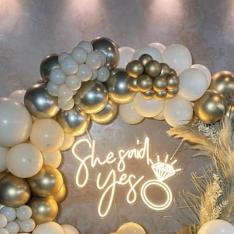 Cute Engagement Decor, She Said Yes Balloon Garland, Surprise Engagement Decorations, Engagement Party Outside Decor, Engagement Party Board, Engament Decorations At Home, Engagement Party Balloons Decor, White And Gold Engagement Party Decor, Engagement Party White And Gold