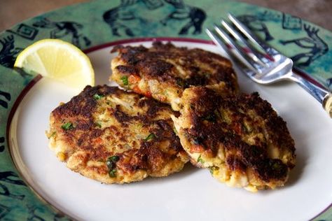 Wild trout cakes recipe Quick Tartar Sauce Recipe, Quick Tartar Sauce, Gluten Free Crab Cakes, Tartar Sauce Recipe, Maryland Crab Cakes, Tuna Cakes, Trout Recipes, Maryland Crabs, Crab Cake Recipe