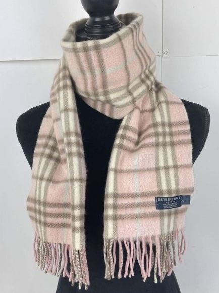 Burberry Style Women, Pink Burberry Scarf, Pink Scarf Outfit, Burberry Scarf Outfit, Burberry Aesthetic, Merry Pinkmas, Burberry Clothes, Nina Sayers, Slavic Doll