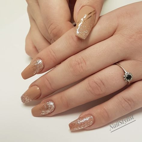 Nails Design For Engagement, Nails Acrylic For Bride, Bridal Nails With Henna, Gel Nail Designs For Brides, Nails For Indian Wedding Guest, Mail Extension Design, Nail Art Bridal Indian, Nail Extensions For Bride Indian, Acrylic Nail Extensions Design