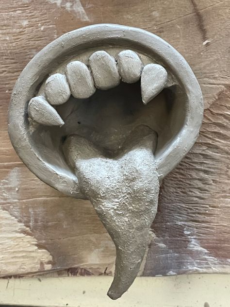 Ashtray Out Of Clay, Clay Art Grunge, Teeth Ashtray, Clay Monster Ideas, Cool Pinch Pots, Cool Ash Trays Clay, Ceramic Project Ideas High School, Creepy Ceramics Ideas, Teeth Ceramics