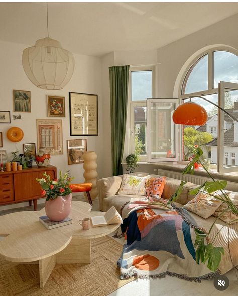 Minimalistic Eclectic Interior, Retro Cottagecore Aesthetic, Czech Homes Interior Design, Maximalist New York Apartment, Light Airy Cozy Living Room, First House Ideas Living Room, Neutral Furniture Colorful Accents, Blake Lively House Interior Design, Living Room Modern Eclectic