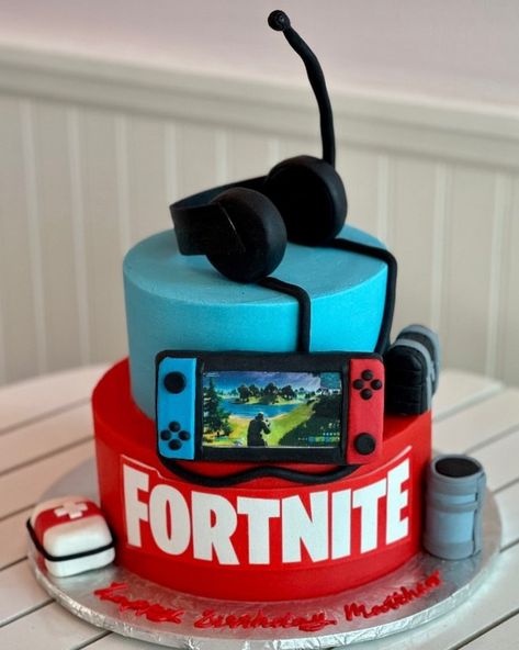 15 Stunning Fortnite Cake Ideas For A Unique Birthday Party. - The Perfect Cake Idea Gaming Birthday Party Cake, Fortnite Bday Cake, Gaming Cake Pops, Easy Fortnite Cake Diy, Fortnite Birthday Party Ideas Diy Food, Cake For 9 Year Boy, 11 Birthday Cake Boy, Cake Ideas For Teenage Boys, 11th Birthday Party Ideas For Boys