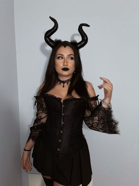 Maleficent Costume Diy Plus Size, Maleficent Halloween Outfit, Costumes For Dark Hair Halloween, Malefecint Halloween Costume, Cute Maleficent Costume, Halloween Costumes For Long Dark Hair, Iconic Halloween Costumes For Brunettes, Malicifent Costume, Halloween Malifecent