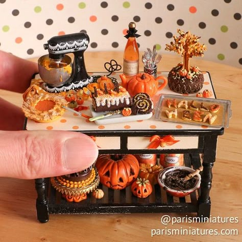 Miniatures Halloween, Halloween Houses, Miniature Table, Dollhouse Halloween, Miniature Halloween, Haunted Dollhouse, Halloween Fairy, Halloween Miniatures, Halloween Village