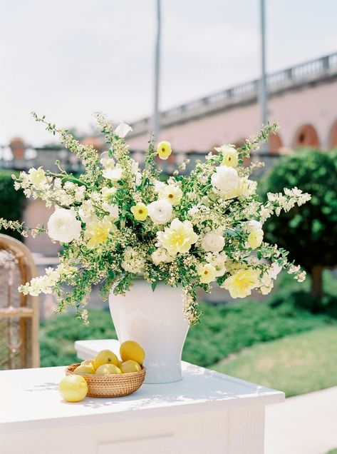 Mediterranean wedding inspiration with yellow flowers Yellow White Flower Arrangements, Yellow White Wedding Decoration, Light Yellow Wedding Bouquet, White Green And Yellow Wedding, White Green Blue Yellow Wedding, White And Pale Yellow Wedding, White Yellow Wedding Flowers, Lemon Wedding Flowers, Pale Yellow Wedding Flowers