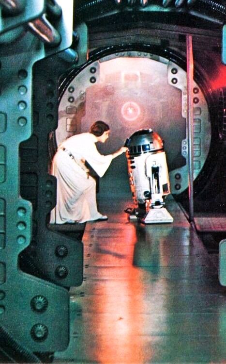 A New Hope: Princess Leia and R2D2 when she is recording the message to go in R2D2 to Obi-Wan Kenobi begging  him for help Anakin Vader, Cd Box, Star Wars Princess, Theme Tattoo, Reservoir Dogs, Star Wars Love, Septième Art, Cuadros Star Wars, Star Wars Wallpaper