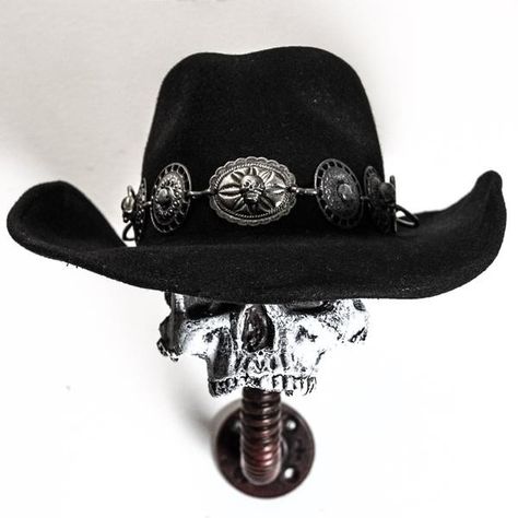 Goth Cowboy, Billy Jack, Black Felt Hat, Black Cowboy Hat, Cowboy Aesthetic, Studs And Spikes, Estilo Country, Cowboy Outfits, Baby Cowboy