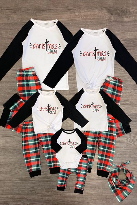 Cozy up this holiday season with our curated selection of 20 adorable family Christmas pajamas. Perfect for festive photos and heartwarming moments, these charming sets bring joy and style to your celebrations. Custom Christmas Pajamas, Christmas Family Pjs, Girls Christmas Pjs, Pets Illustration, Kids Christmas Pjs, Family Holiday Pictures, Boutique Outfits, Family Pjs, Christmas Pj