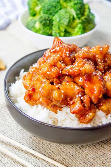 Easy General Tso Chicken, Poulet General Tao, General Tso's Chicken Recipe, Chinese Food Delivery, General Tso's Chicken, Dinner Then Dessert, Tso Chicken, Garlic Rice, General Tso Chicken