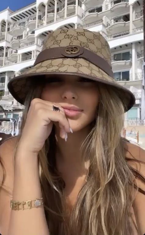 Gucci Bucket Hat Outfit Women, Gucci Hat Outfit Women, Gucci Hat Outfit, Dior Bucket Hat Outfit, Gucci Hats, Gucci Bucket Hat, Gucci Outfit, Bucket Hat Outfit, Dior Hat