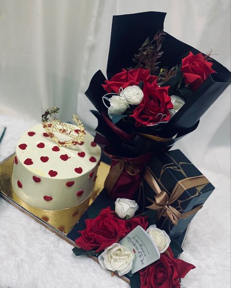 Cake hamper with artificial bouquet ♥️ and a gift box Boyfriend Birthday Decorations For Men, Gift Hamper For Bf, Men Gift Bouquet, Gifts For Hubby Birthday, Birthday Hamper For Husband, Bday Celebration Ideas For Boyfriend, Best Gift Ideas For Husband, Birthday Hamper For Boyfriend, Cake Hampers Ideas