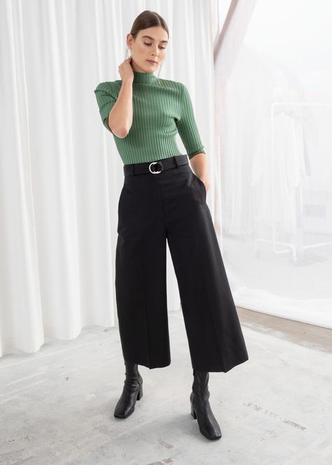 Cropped Pants Outfit, Black Cropped Trousers, Belted Trousers, Look Jean, Trouser Outfit, Green Trousers, Over 50 Womens Fashion, Mode Hijab, Mode Inspo