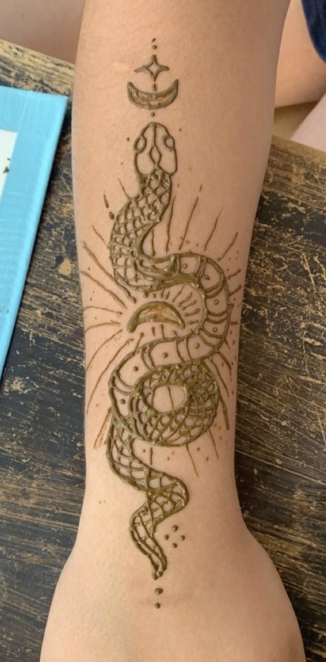 Grunge Henna Tattoo, Henna Vines Design, Fish Henna Design, Halloween Henna Tattoos, Stomach Henna Designs, Henna On Stomach, Whimsical Henna, Mushroom Henna, Henna On Back