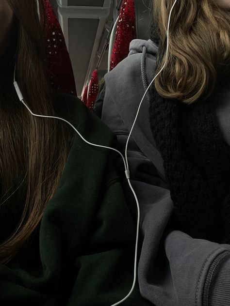 Photos With Your Bff, Sharing Earphones Aesthetic, Faceless Best Friends Aesthetic, 2 Bffs Aesthetic, Bestie Faceless, Bonded Souls, Best Friends Aesthetic Faceless, Bestie Goals Aesthetic, Best Friends Faceless