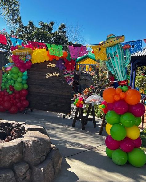 Mexico Birthday Party, Fiesta Theme Balloon Arch, Fiesta Theme 50th Birthday Party, Fiesta Balloon Column, Mexican Party For Men, Mexican Balloon Garland, Mexican Birthday Party Ideas For Adults, Mexican Theme Backdrop Ideas, Fiesta Balloon Garland