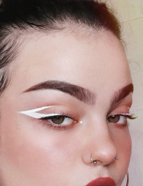 White Eyeliner White Angle Make Up, White Winged Eyeliner, Graphic White Liner, Easy Graphic Eyeliner Ideas, Accent Eyeliner, Makeup Ideas White Eyeliner, White Editorial Makeup, White Lashes Make Up, Black And White Graphic Eyeliner