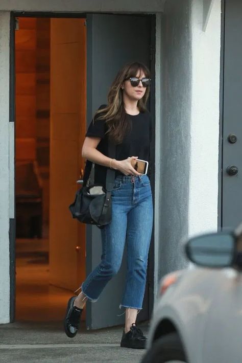 Short Sleeve Shirt Outfit Women, Dakota Johnson Street Style, Dakota Jhonson, Dakota Style, Dakota Johnson Style, Jenifer Aniston, Looks Jeans, Walking Out, Chris Martin