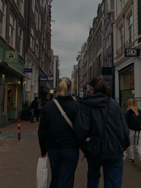 #friends #trip #shopping #sisters #aesthetic #rainy Amsterdam With Friends Aesthetic, Amsterdam With Friends, Aesthetic Netherlands, Amsterdam Girls, Sisters Aesthetic, European Fall, Friends Shopping, Friends Trip, Dark Fall