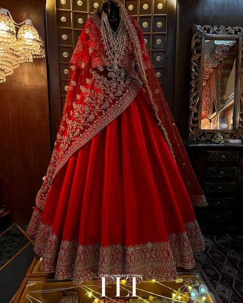 FLT | FLT ❤️ | Instagram Weeding Lengha Design Red, Pure Red Bridal Lehenga, Indian Red Dress, Bridal Lehenga Red Royal, Bride Lengha, Red Lehenga Bridal, Indian Asthetics, Shaadi Lehenga, Shadi Outfits