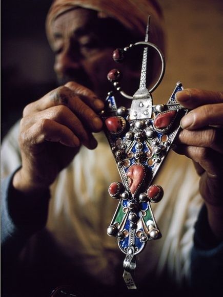 Jewish Berber fibula jewelery. This type of jewelery was offered to wealthy Berber families for their daughter's wedding. Moroccan Jewelry, Antique Pins, African Jewelry, North Africa, Ethnic Jewelry, Marrakech, National Geographic, Brighton, Morocco