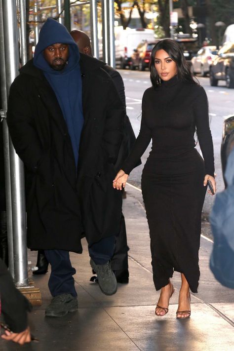 K Kardashian, Kim Kardashian Modest Style, Kim K Black Outfit, Kim Kardashian Nails Short, Kim Kardashian Business Attire, Kim K Black Dress, Kardashian All Black Outfit, Party Host Outfit, Kim K Makeup Looks