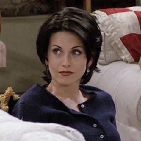 Monica Friends Hair Short, Courtney Cox Short Hair, Monica Geller Short Hair, 2000s Haircuts, Monica Geller Hair, Monica Hair, Friends Hairstyles, Short Hair Outfits, Shaggy Pixie Cuts