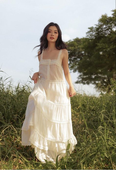 White Dress Nature Aesthetic, White Dress Portrait Photography, Sun Dress Photoshoot, Light Flowy Dress, Field Dress Photoshoot, Girl Photoshooting Aesthetic, White Dress Nature Photoshoot, Summer Dress Photoshoot Ideas, Outdoor Dress Photoshoot