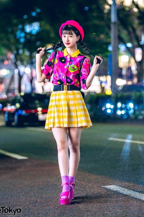 Japan Streetwear Aesthetic, Cheerful Pose Reference, Tokyo Street Style Women, Harajuku Style Outfits, Mode Harajuku, Pink Beret, Japan Fashion Street, Teen Style, Harajuku Street