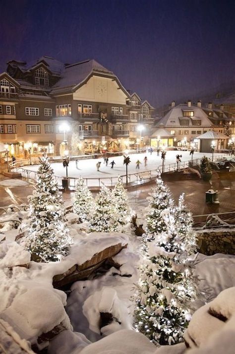 The magical Beaver Creek Ice Rink in one of Colorado's coziest ski towns. Colorado Christmas, Beaver Creek Colorado, Winters Tafereel, Colorado Towns, Best Ski Resorts, Ski Town, Estes Park Colorado, Breckenridge Colorado, Beaver Creek