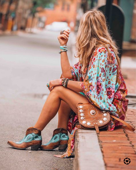 Bohemian style kimono Vetement Hippie Chic, Bohemian Style Kimono, Mode Country, Bohemian Schick, Look Hippie Chic, Estilo Hippie Chic, Stile Boho Chic, Look Boho Chic, Moda Hippie