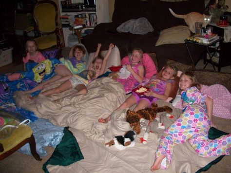 Best birthday/sleepover ever!!!! Childhood Sleepover Aesthetic, Childhood Sleepover, Sleepover Nostalgia, Childhood Moodboard, 2000s Sleepover, Chill Friends, 2000 Vibes, Kids Sleepover, Birthday Sleepover