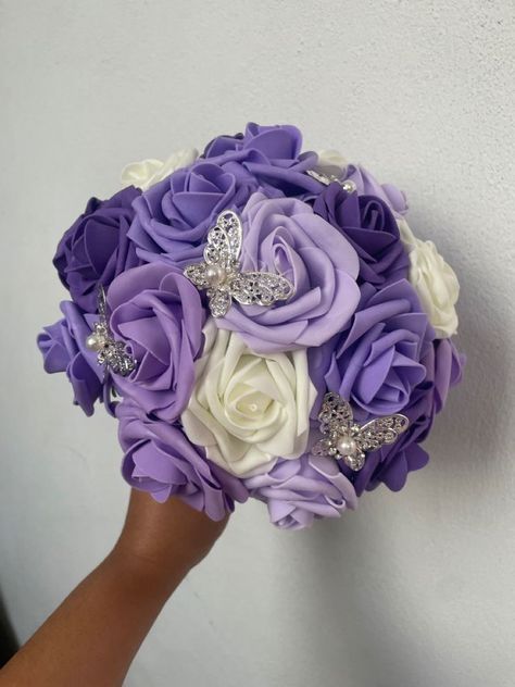 Lilac Ramo Quince, Purple Quince Flowers, Purple Quinceanera Flowers, Quinceanera Flower Bouquet Purple, Lavender Quince Bouquet, Purple Ramos For Quinceanera, Purple Quinceanera Theme Tables, Quinceanera Bouquet Purple, Quinceanera Decorations Purple