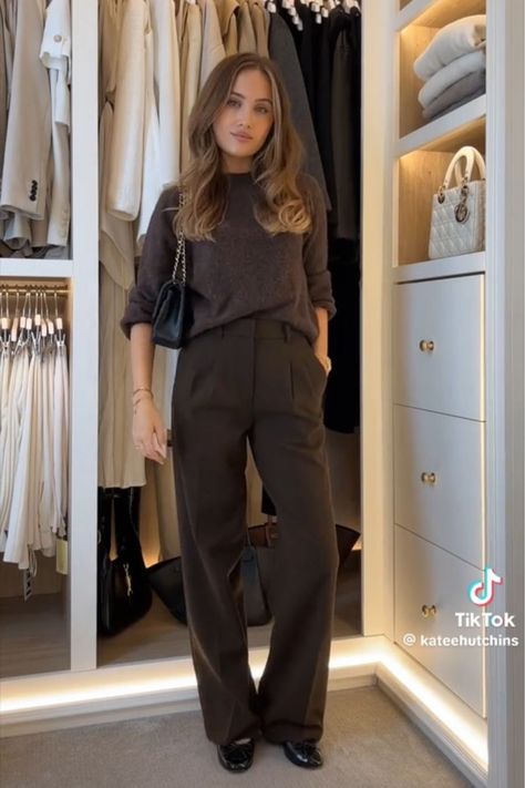 Pleated Trousers Outfit Winter, Black Wool Trousers Outfit, Wide Leg Trousers With Boots, Wool Trousers Women Outfit, Brown Wide Leg Trousers Outfit, Brown Trousers Outfit Women, Pleated Trousers Outfit, Trousers Outfit Winter, Leg Trousers Outfit