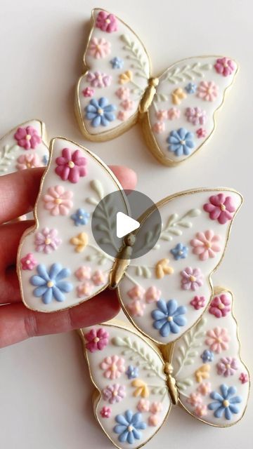 Cookies With Flowers Royal Icing, Butterfly Pea Flower Cookies, Butterfly Royal Icing Cookies, Butterfly Cookies Royal Icing, Butterfly Sugar Cookies, Flower Sugar Cookies, Butterfly Cookies, Cookie Decorations, Cookie Videos