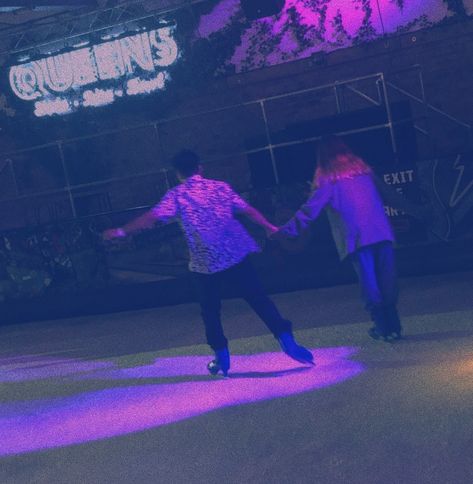 Roller Skating Couple Aesthetic, Rollerskating Couple, 80s Love Aesthetic, Roller Skating Couple, Vapor Wave Aesthetic, Dr Scenarios, Tiktok Couple, Wave Aesthetic, Skate Aesthetic