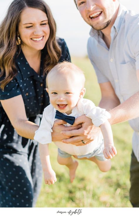 Familienfoto Family Photo Shoot With One Year Old, Family Of Three Picture Poses, Family If 3 Photos, Family Pics With Infant, Family Photos 1st Birthday, Family Posing Ideas For 3, Family Photoshoot Park Photo Ideas, Photoshoot Ideas Family Of Three, Family Photos In The Park