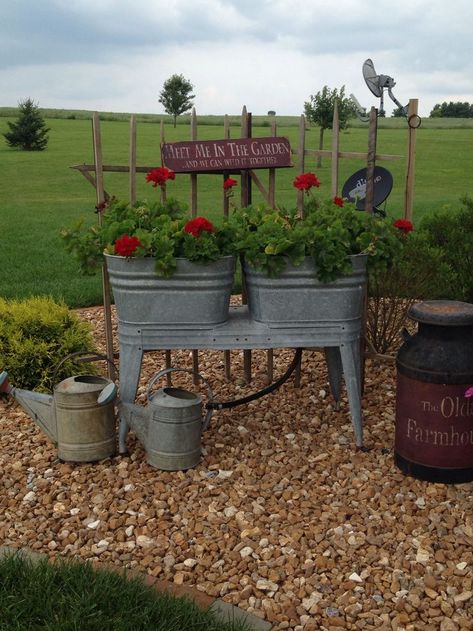 Backyard Country, Porch Landscaping, Country Garden Decor, Garden Junk, Country Landscaping, Container Gardens, Garden Yard Ideas, Easy Garden, Decor Minimalist