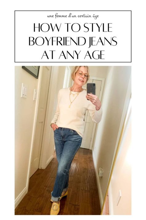 Achieve a refined, casual Autumn fashion look by pairing boyfriend jeans with loafers. Perfect for early fall outfits, this trendy fall outfit strikes the balance between laid-back and polished. Add a cozy sweater and simple accessories to create an effortless, comfortable look that works for any casual outing! Boyfriend Jeans And Boots Outfit, Shoes To Wear With Boyfriend Jeans, How To Wear Boyfriend Jeans In Winter, What To Wear With Boyfriend Jeans, Cuffed Jeans Outfit 2024, How To Style Boyfriend Jeans, Boyfriend Jeans Outfit Casual, Boyfriend Jeans Outfit Fall, Outfit With Boyfriend Jeans