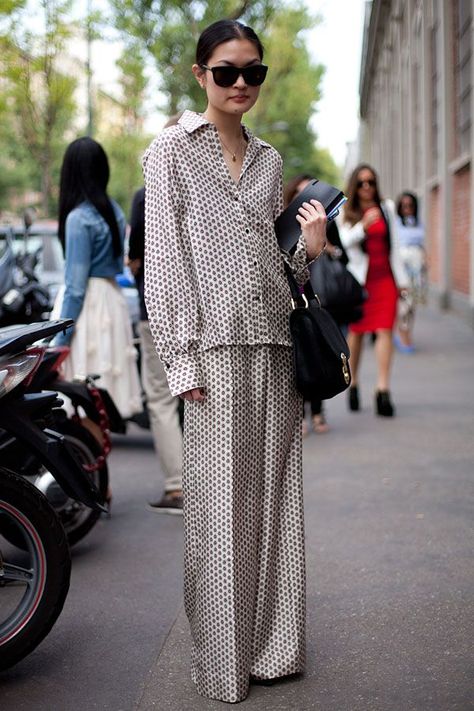 Pajama Pajama Outfits Fashion Street Style, Pajama Style Outfit, Pyjama Style Outfit, Pajama Street Style, Pyjamas Outfit, Fashion Week Street Style Summer, Pyjama Outfit, Printemps Street Style, Pajamas Fashion