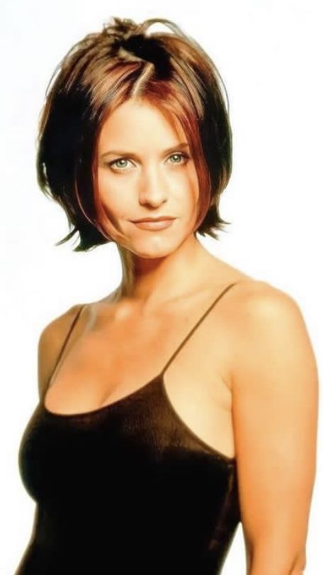 2000s Bob Hairstyles, 00s Short Hair, 2000s Layered Hair Short, 90s Grunge Bob Hair, Courtney Cox Short Hair, Halle Berry Short Hair 90s, Courtney Cox Hair, Courtney Cox 90s, Monica Hair