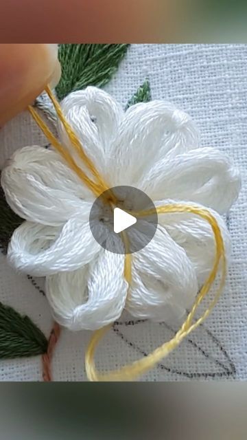 Unique Embroidery Ideas, Simple Flower Embroidery Designs, Embroidered Stitches, Hand Embroidery Flower Designs, Embroidery 3d, Simple Flower Design, Embroidery Stitch, Hand Embroidery Videos, Viral Reels