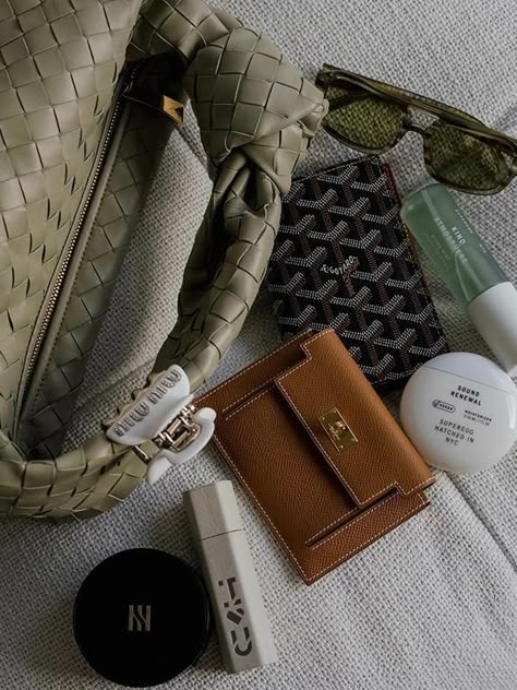 Inside My Bag, Purse Essentials, Handbag Essentials, What In My Bag, Bags Aesthetic, Essential Bag, Foto Inspiration, Mode Inspo, Womens Purses