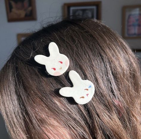 Clay Hair Pins Diy, Ceramic Hair Clips, Hairclip Ideas, Clay Clips, Cute Hairclips, Bunny Clay, Clay Hair Clips, Bunny Hair Clip, Clay Bunny