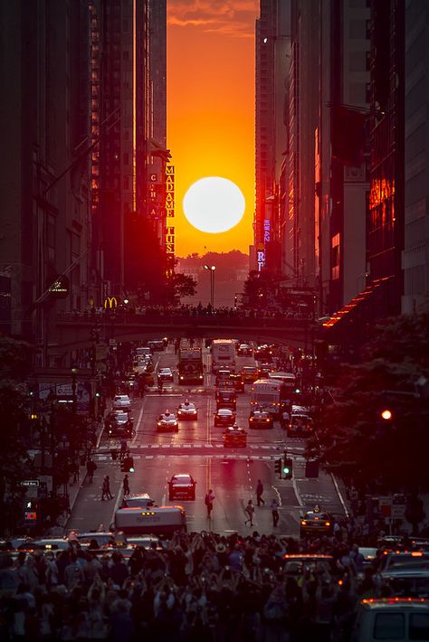 Manhattanhenge, NYC is one of those phenomenon's I really want to see! Wish I was on the east coast tonight! تاج محل, Matka Natura, City Wallpaper, Manhattan New York, City Street, City Photography, Sunrise Photography, City Aesthetic, Metropolis