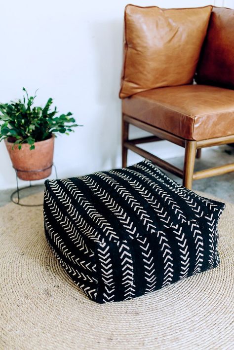 Avec poignées en cuir sur les côtés Floor Pillows Diy, Diy Pouf, Diy Muebles Ideas, Diy Boho Decor, Pillow Inspiration, Ottoman Cushion, Floor Pouf, Diy Flooring, A Rug